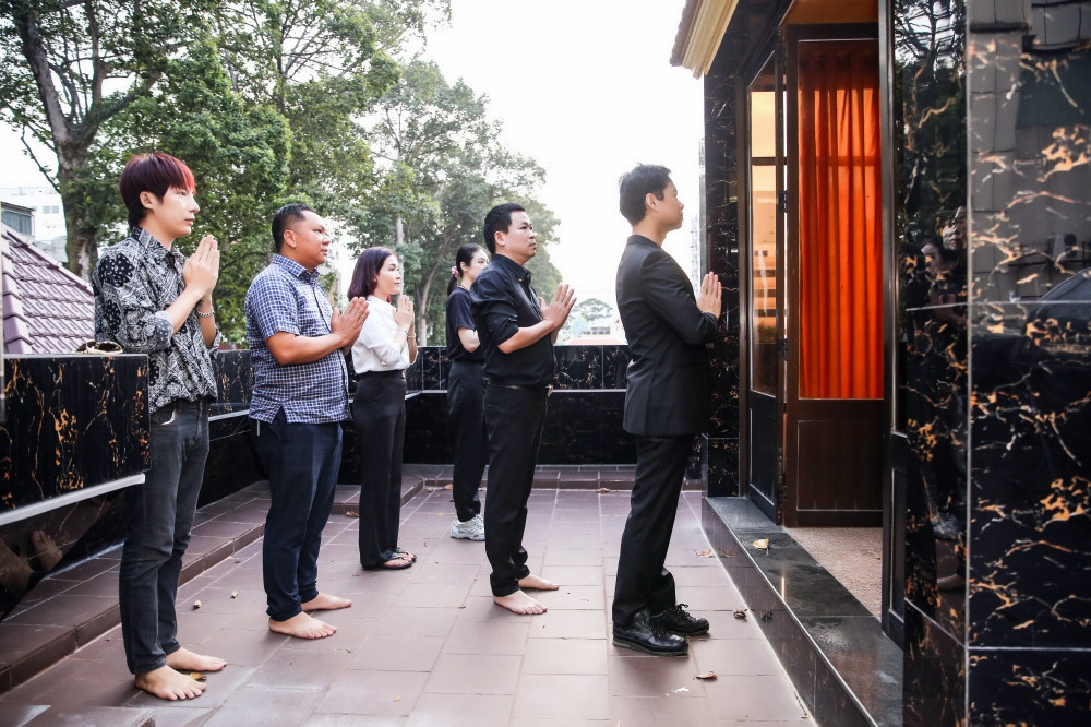 Trong showbiz Việt, Ngọc Sơn nổi tiếng là người anh cả hiền lành, luôn yêu thương, giúp đỡ, nhường nhịn đàn em và là người con có hiếu.