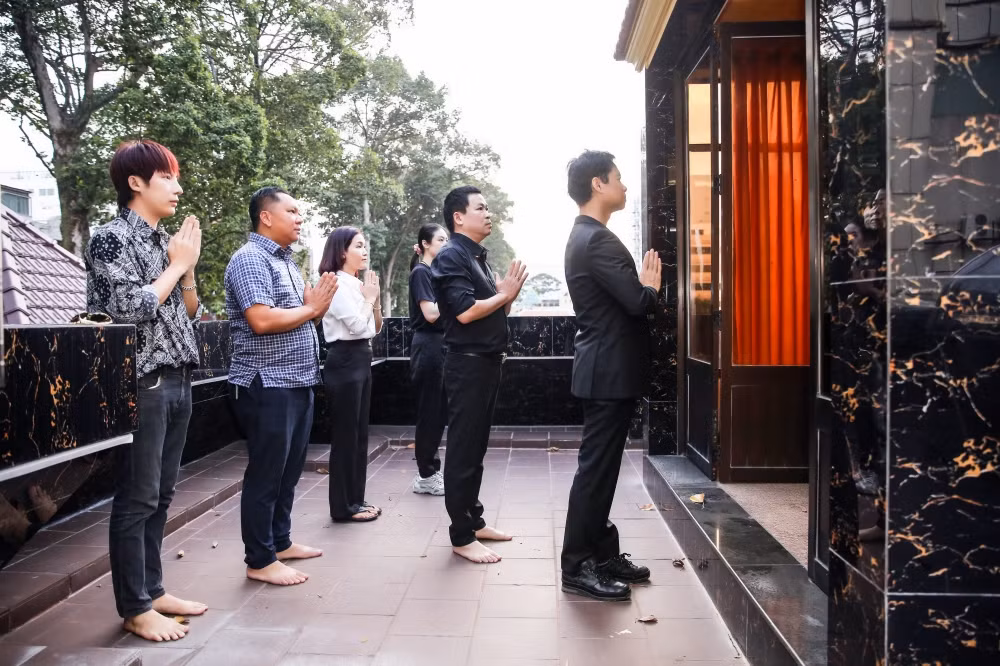 Trong showbiz Việt, Ngọc Sơn nổi tiếng là người anh cả hiền lành, luôn yêu thương, giúp đỡ, nhường nhịn đàn em và là người con có hiếu.