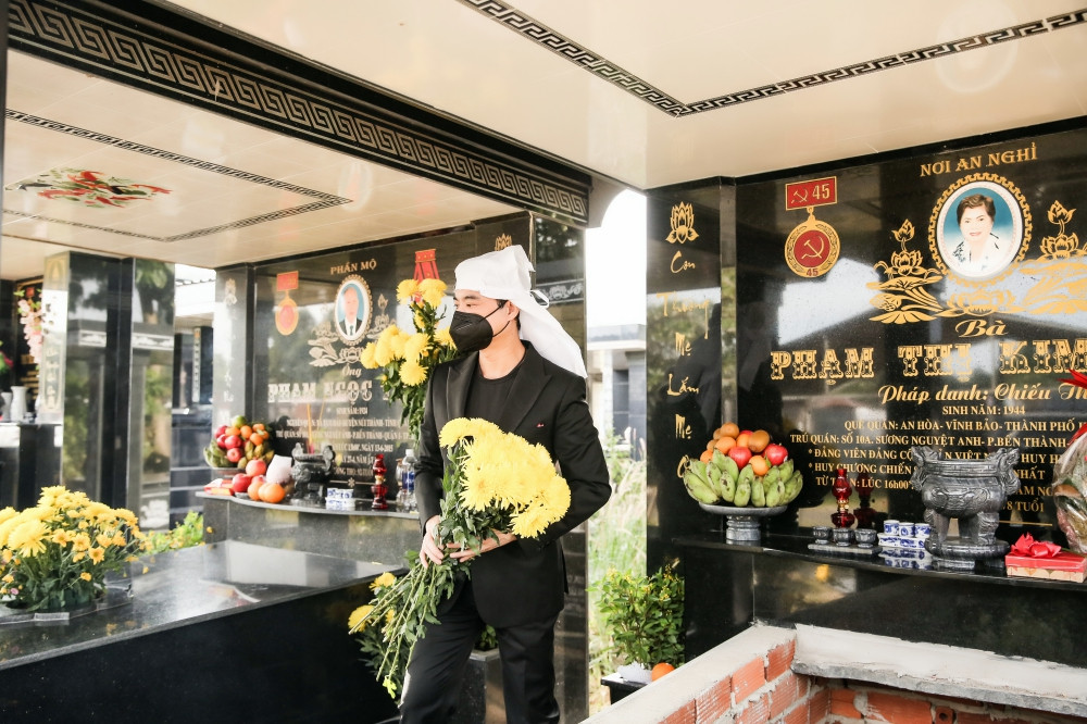 Anh em Ngọc Sơn sắp xếp nơi an nghỉ cho mẹ ở bên cạnh bố, như một cách để hai người bầu bạn với nhau. Đó cũng là tấm lòng của anh em Ngọc Sơn dành cho đấng sinh thành.