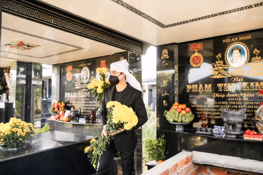 Anh em Ngọc Sơn sắp xếp nơi an nghỉ cho mẹ ở bên cạnh bố, như một cách để hai người bầu bạn với nhau. Đó cũng là tấm lòng của anh em Ngọc Sơn dành cho đấng sinh thành.