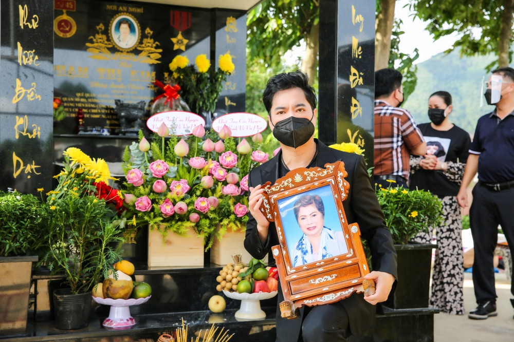 Lễ hạ huyệt của bà Kim Loan được diễn ra lặng lẽ trong phạm vi gia đình.