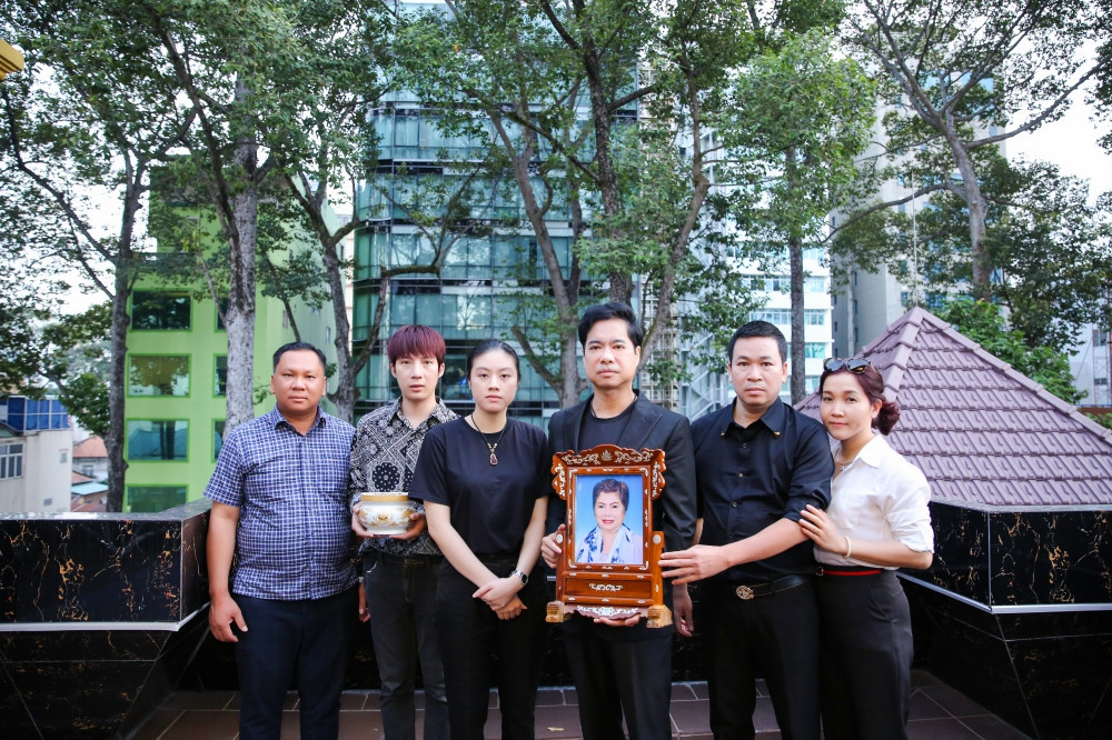 Thời điểm mẹ bệnh nặng, nam danh ca dốc hết tài sản cho mẹ chữa bệnh.