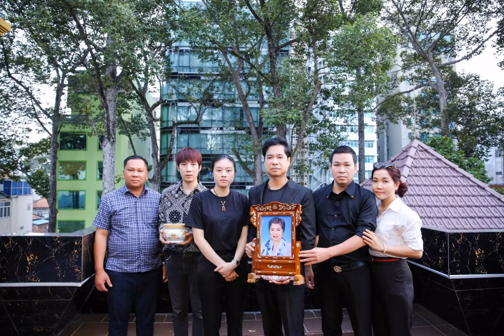 Thời điểm mẹ bệnh nặng, nam danh ca dốc hết tài sản cho mẹ chữa bệnh.