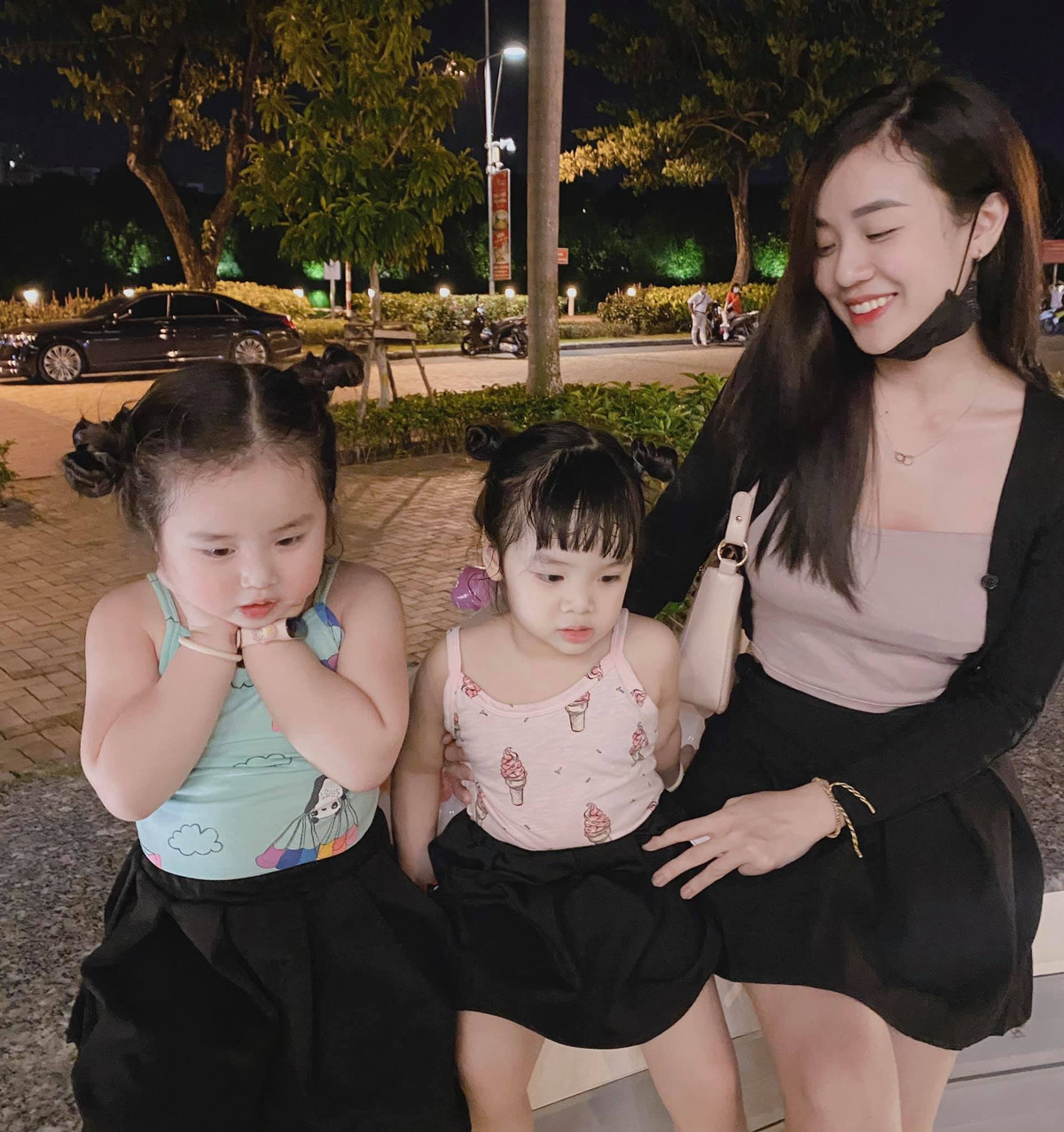 Thời gian qua, vợ cũ của Hoài Lâm tập trung kinh doanh online và dành thời gian chăm sóc hai cô con gái nhỏ.