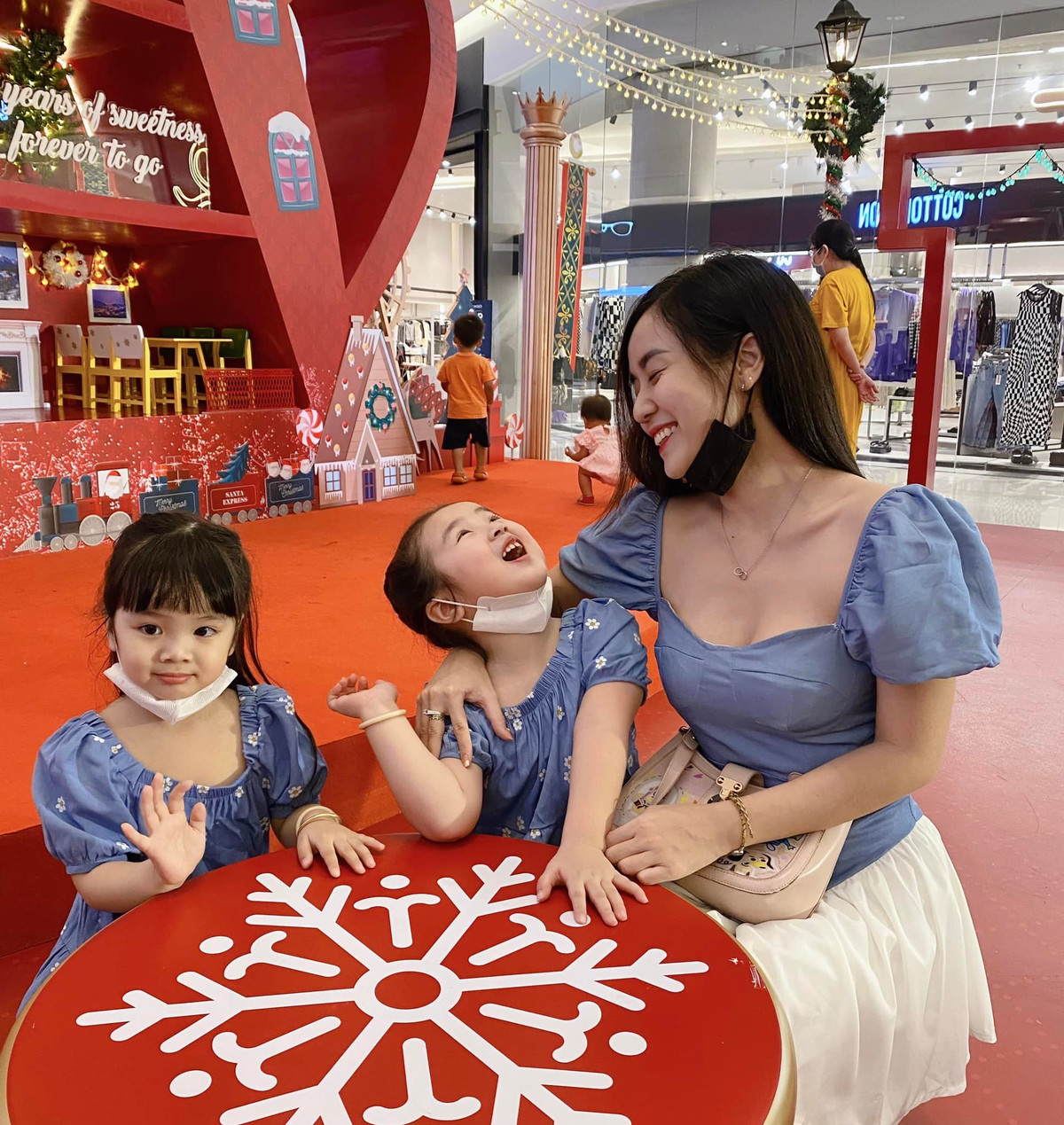 Khoảnh khắc hạnh phúc của Bảo Ngọc bên hai bé Gà - Cún.