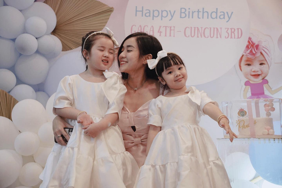 Trong khi vợ cũ chia tay Đạt G thì Hoài Lâm đã tìm được hạnh phúc mới bên bạn gái xinh đẹp.