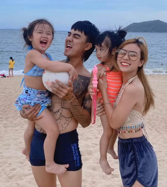 Đạt G - Bảo Ngọc công khai hẹn hò vào tháng 5/2021. Chuyện tình của cặp đôi gặp không ít sóng gió giữa ồn ào "tiểu tam". Tuy nhiên, Bảo Ngọc lên tiếng khẳng định, cả hai đến với nhau khi đã chấm dứt mối quan hệ với người cũ.