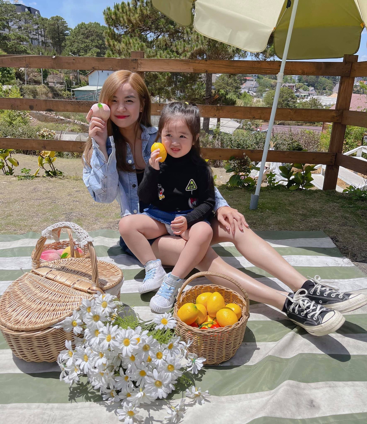 Bà mẹ hai con ngày càng trẻ trung, xinh đẹp sau hai mối tình tan vỡ.