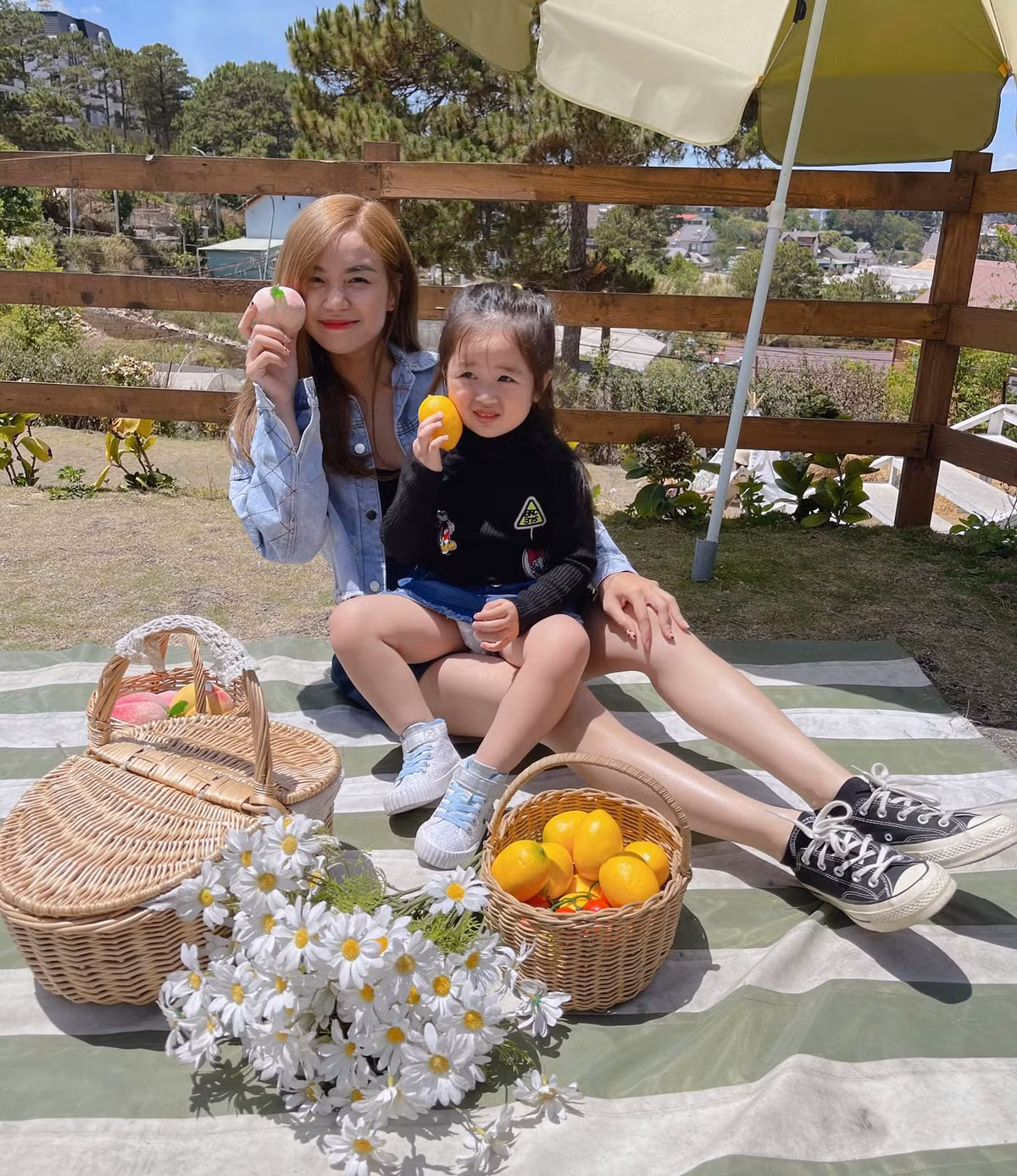 Bà mẹ hai con ngày càng trẻ trung, xinh đẹp sau hai mối tình tan vỡ.