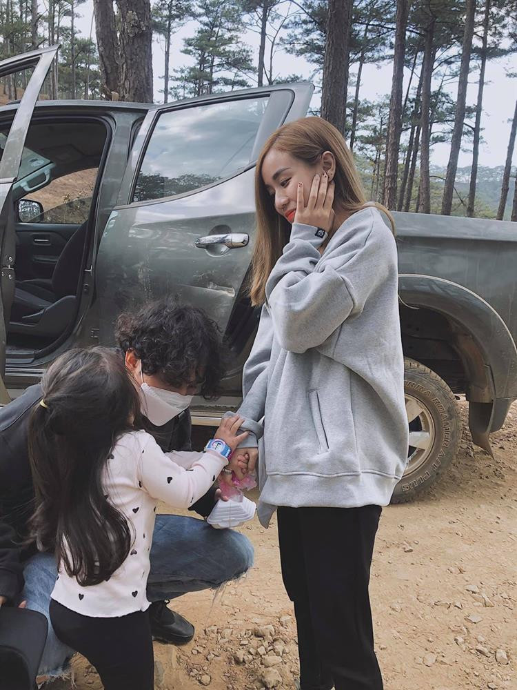 Bảo Ngọc cũng gửi lời cảm ơn và khẳng định không bao giờ hối hận vì quãng thời gian bên Đạt G: "Cảm ơn anh vì đã luôn đối xử thật tốt với em, đúng là trải qua những sai lầm tuổi trẻ, chúng ta sẽ hoàn thiện và trưởng thành hơn. Em chưa bao giờ hối hận vì quãng thời gian qua, những kỷ niệm đẹp. Cố lên nhé, mong những điều tốt đẹp nhất đến với anh, chàng trai!".