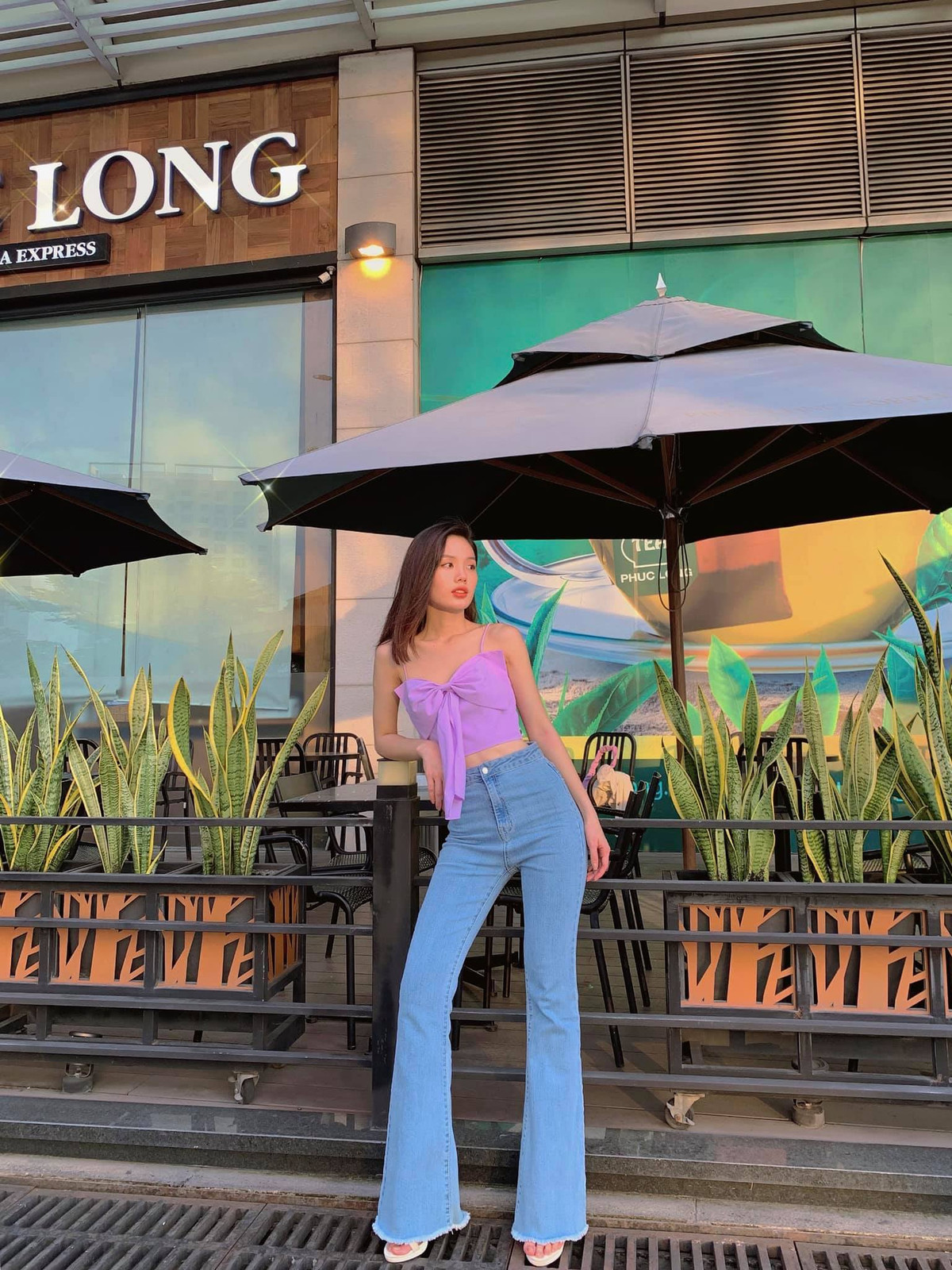 Người đẹp cũng biết cách ăn mặc để tôn vóc dáng gợi cảm.