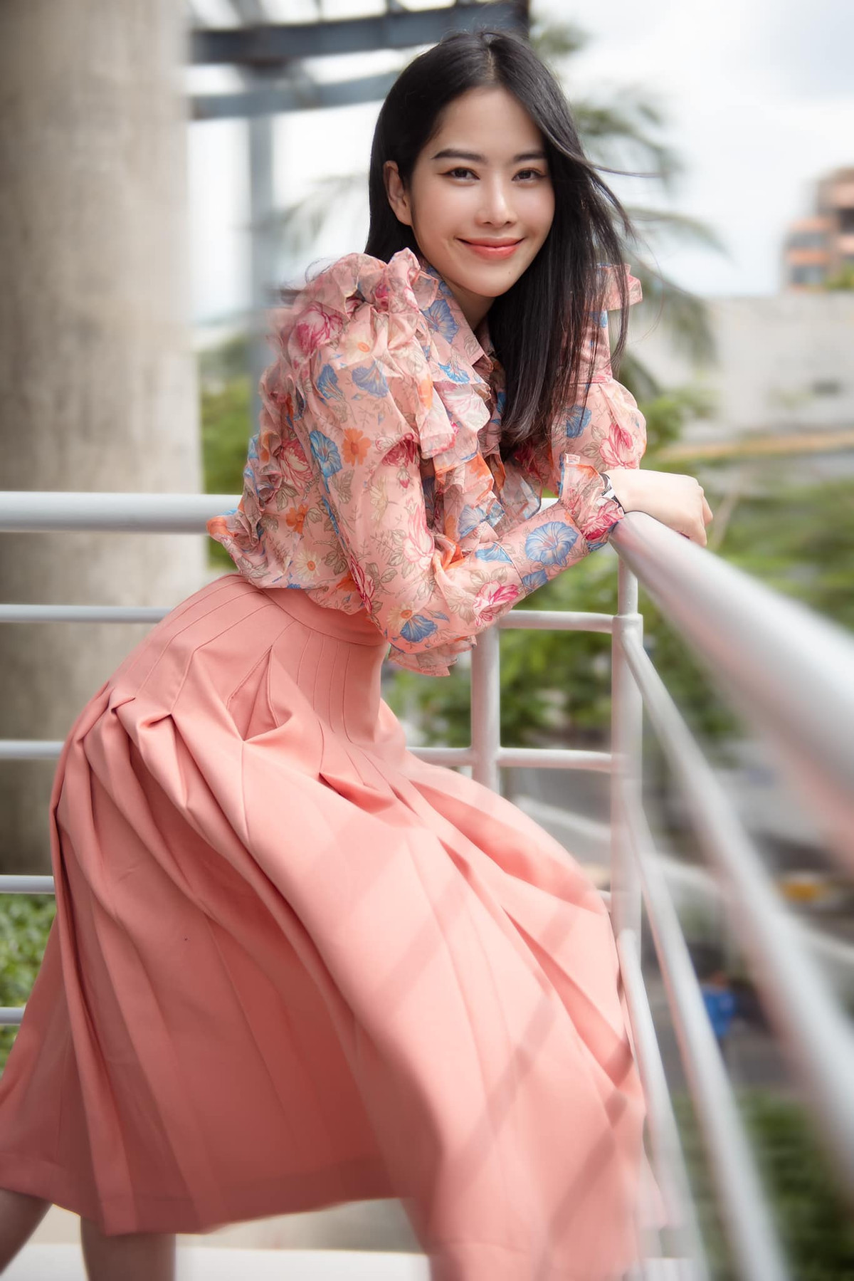 Thực tế trong loạt ảnh gần đây của Nam Em, cô nàng vẫn thon thả, đặc biệt vòng eo rất nhỏ nhắn.