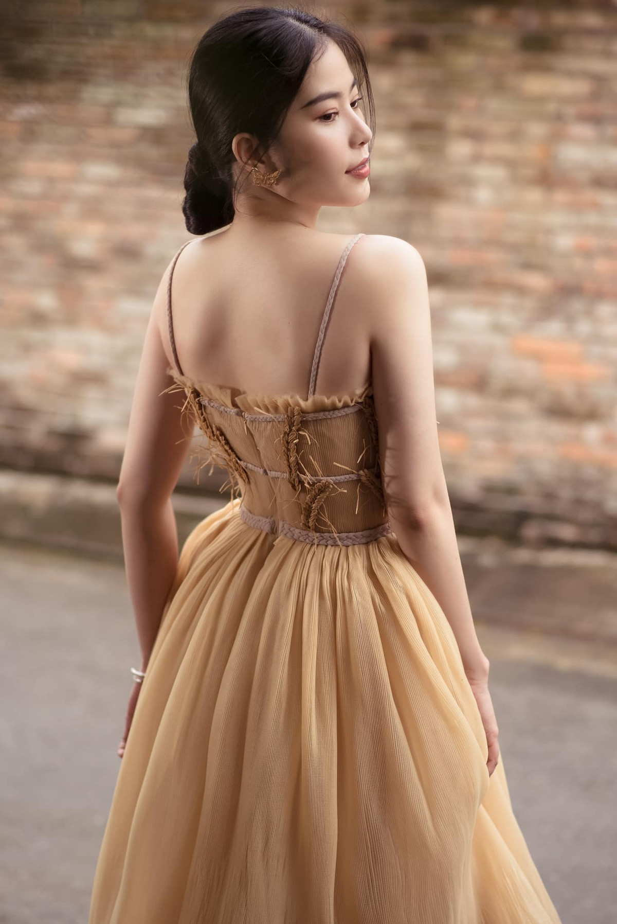 Trải qua những sóng gió tình trường, Nam Em chia sẻ: “Sau này nếu có yêu ai tôi sẽ học cách giữ cho mình một chút. Chứ thường khi yêu ai, người ta nói sao là tôi nghe vậy, tôi đặt hết niềm tin cho người ta".