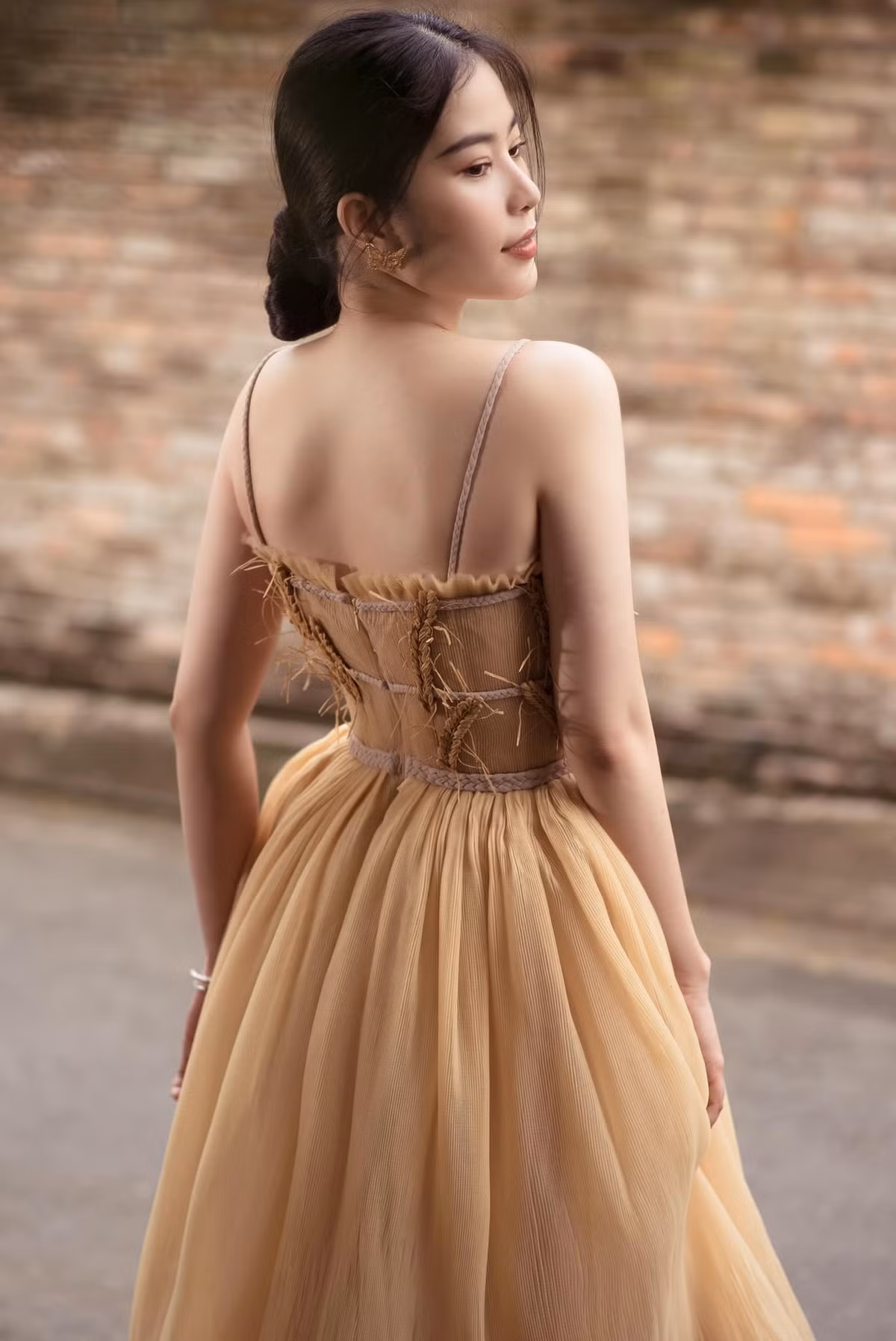 Trải qua những sóng gió tình trường, Nam Em chia sẻ: “Sau này nếu có yêu ai tôi sẽ học cách giữ cho mình một chút. Chứ thường khi yêu ai, người ta nói sao là tôi nghe vậy, tôi đặt hết niềm tin cho người ta".