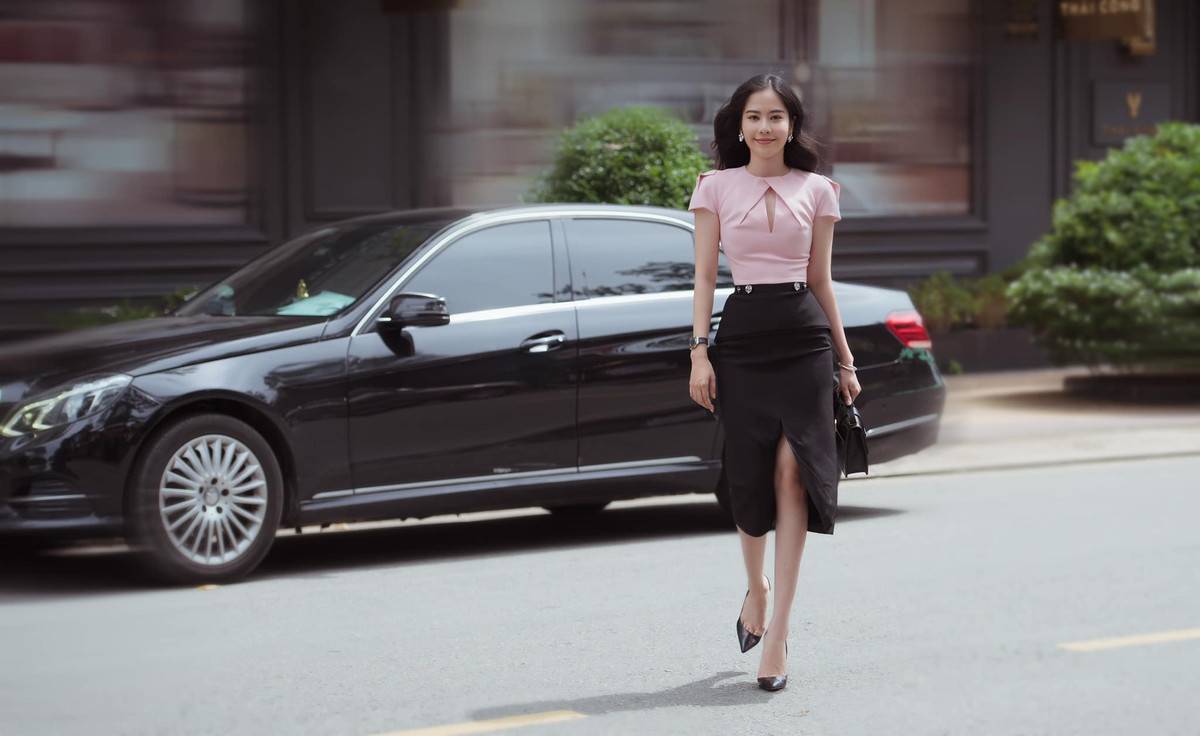 Nam Em từng bị chỉ trích khi xen vào mối quan hệ tình cảm của Trường Giang - Nhã Phương. Ngoài ra, cô còn bị vợ của MC Quốc Bảo tố là "người thứ 3" phá hoại hạnh phúc gia đình nữ ca sĩ.