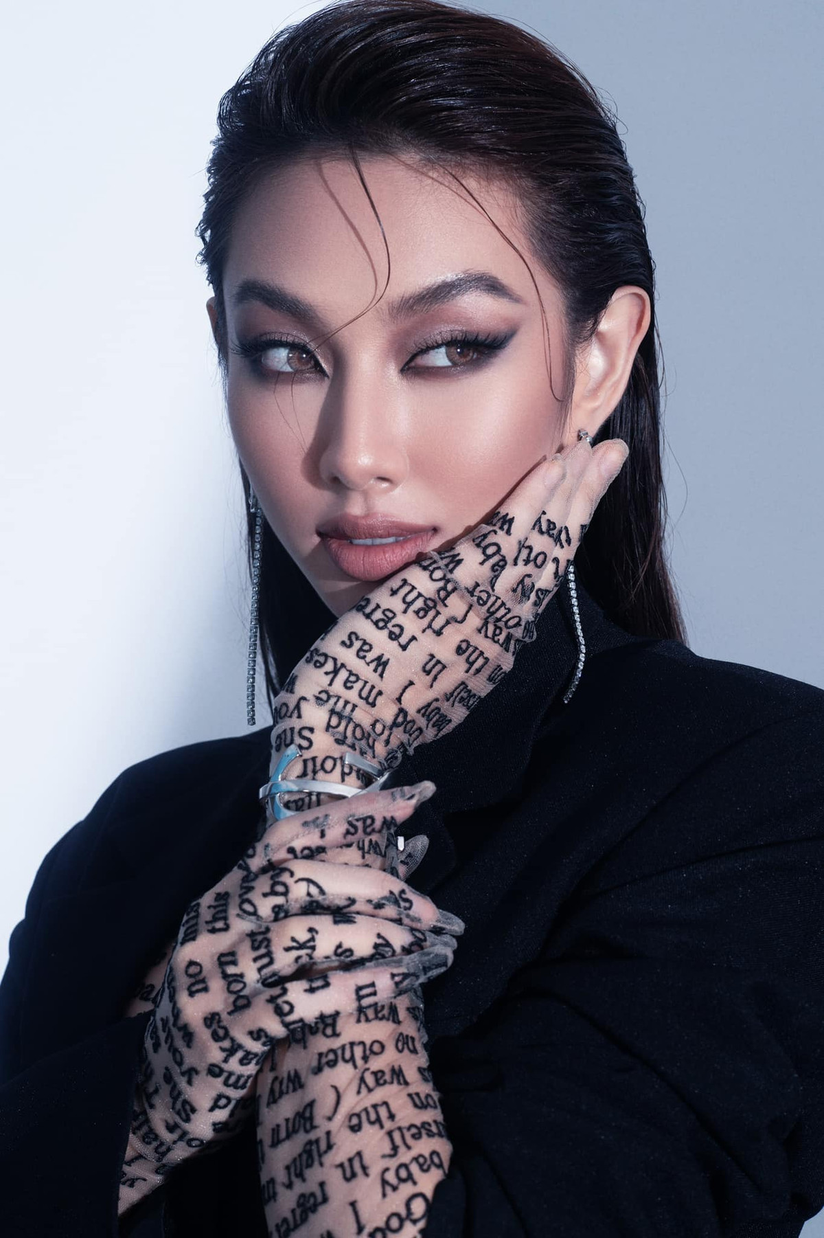 Diện bộ vest đen khác, cô chọn cho mình chiếc “tattoo shirt” làm áo trong.