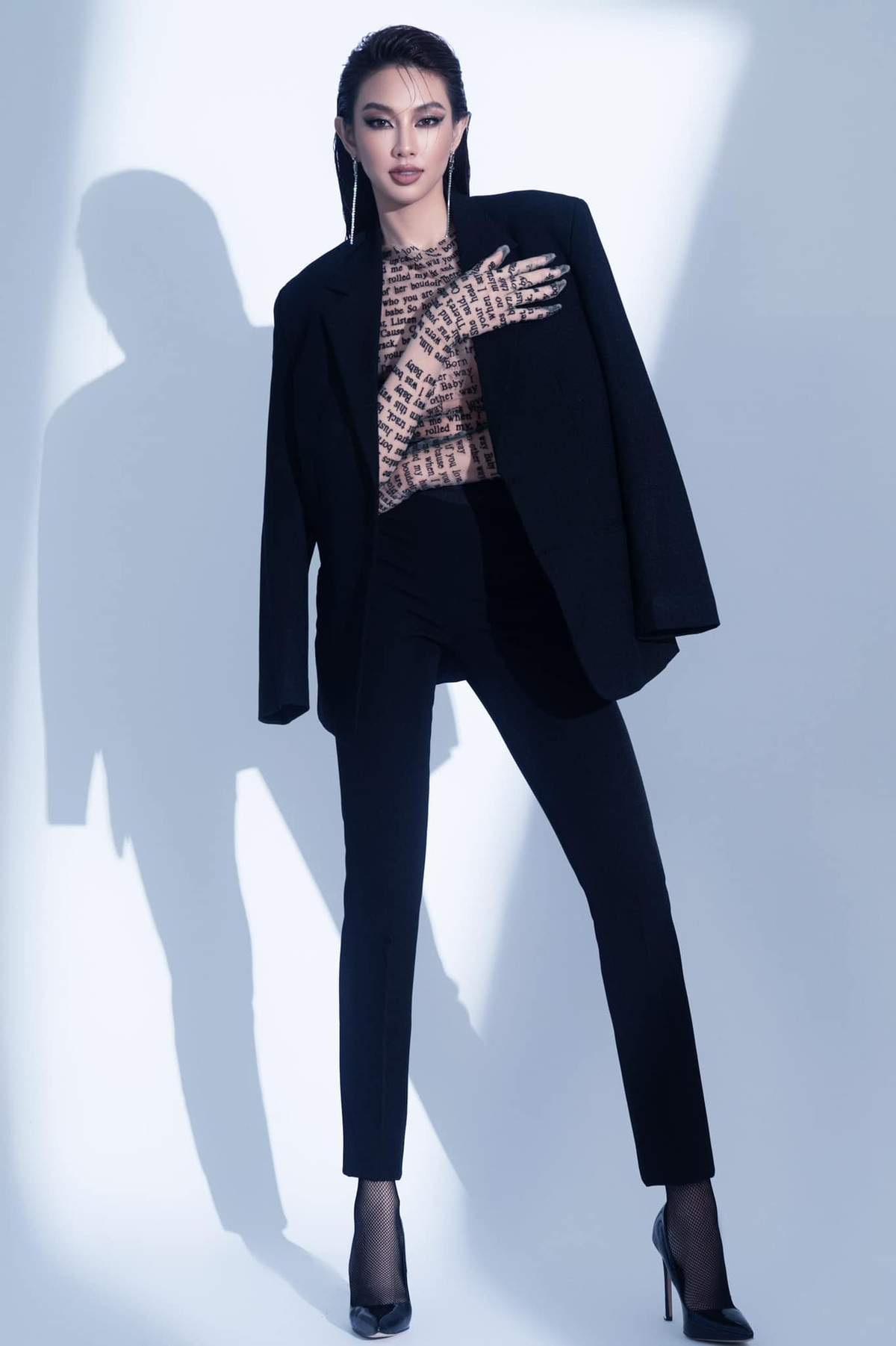 Vẻ đẹp cá tính, hiện đại của tân Hoa hậu Hòa bình Quốc tế mang đến hình ảnh đầy mới mẻ.