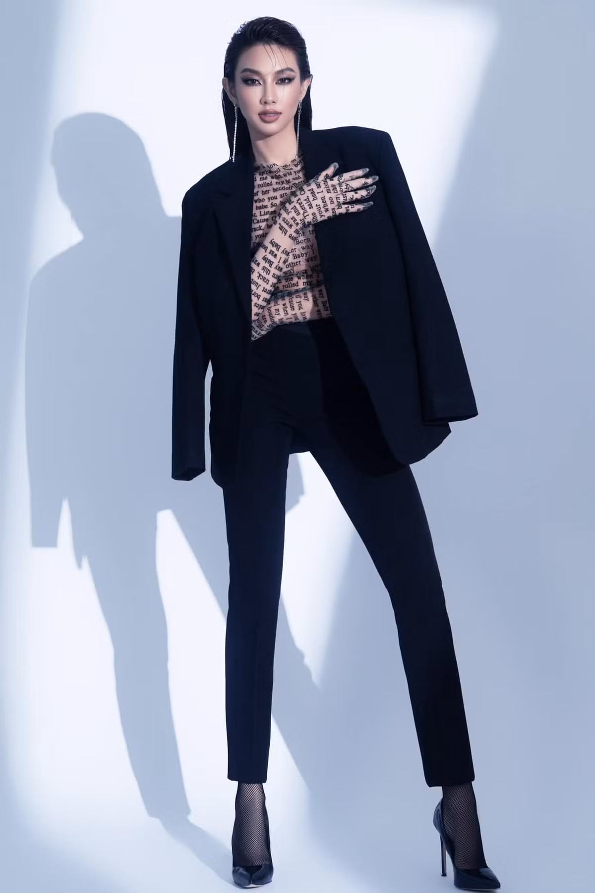 Vẻ đẹp cá tính, hiện đại của tân Hoa hậu Hòa bình Quốc tế mang đến hình ảnh đầy mới mẻ.