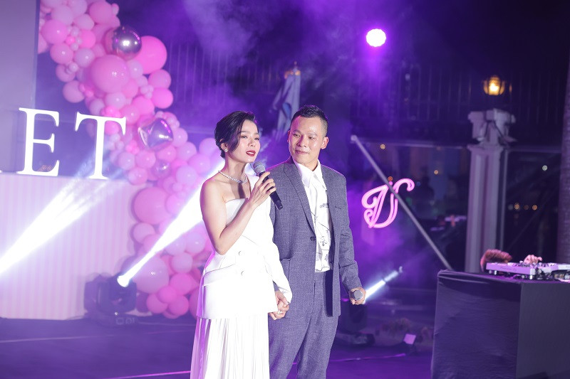 Cùng với Ngọc Trinh, nhiều sao Việt cũng quy tụ chúc mừng sinh nhật Vũ Khắc Tiệp. Ca sĩ Lệ Quyên hát chúc mừng "ông trùm chân dài" này.