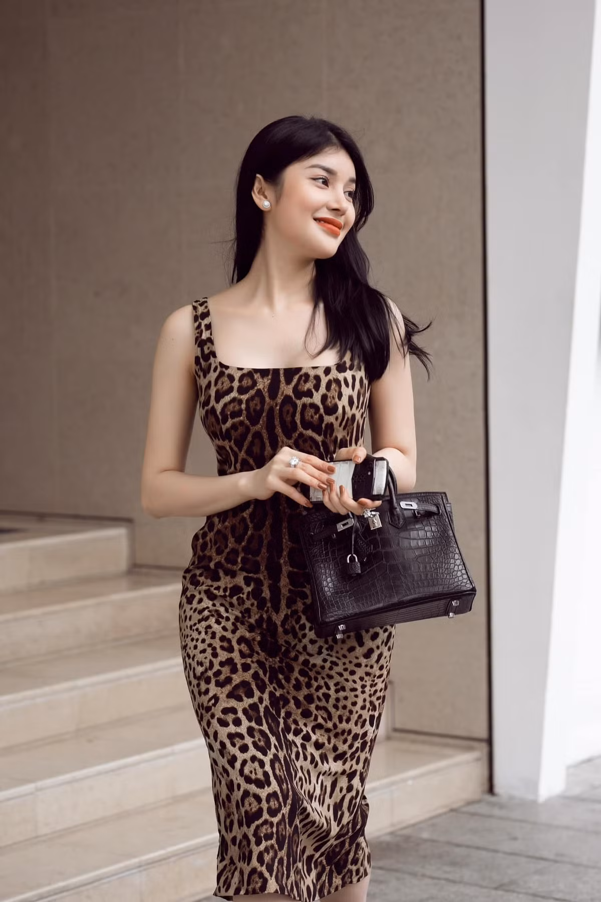 Trước đó, Lily Chen ẩn ý khi nhắc đến "nữ hoàng nội y": "Nghe đồn, nữ hoàng nội y quấn xèo nẹo người đáng em mình tuyên bố Lily Chen không có cửa với chị. Chị nghĩ mình là ai vậy? Là vedette xứ Trà Vinh hả chị? Em không giỏi như chị cướp chồng hết người này đến người khác. Nhưng xin lỗi chị đừng dìm em".