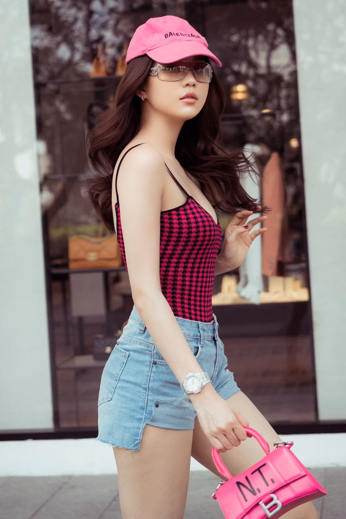 Khó có thể phủ nhận độ hot của Ngọc Trinh dù tai tiếng bủa vây.