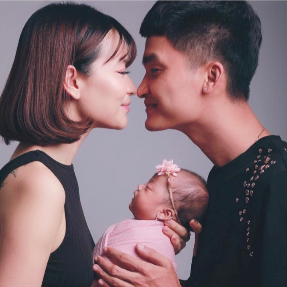 Sau khi đăng ký kết hôn, tháng 12/2020, vợ Mạc Văn Khoa sinh con gái đầu lòng. Do sinh thiếu tháng, tại thời điểm chào đời, con gái của vợ chồng Mạc Văn Khoa phải nằm lồng kính và chỉ nặng 1,9kg.