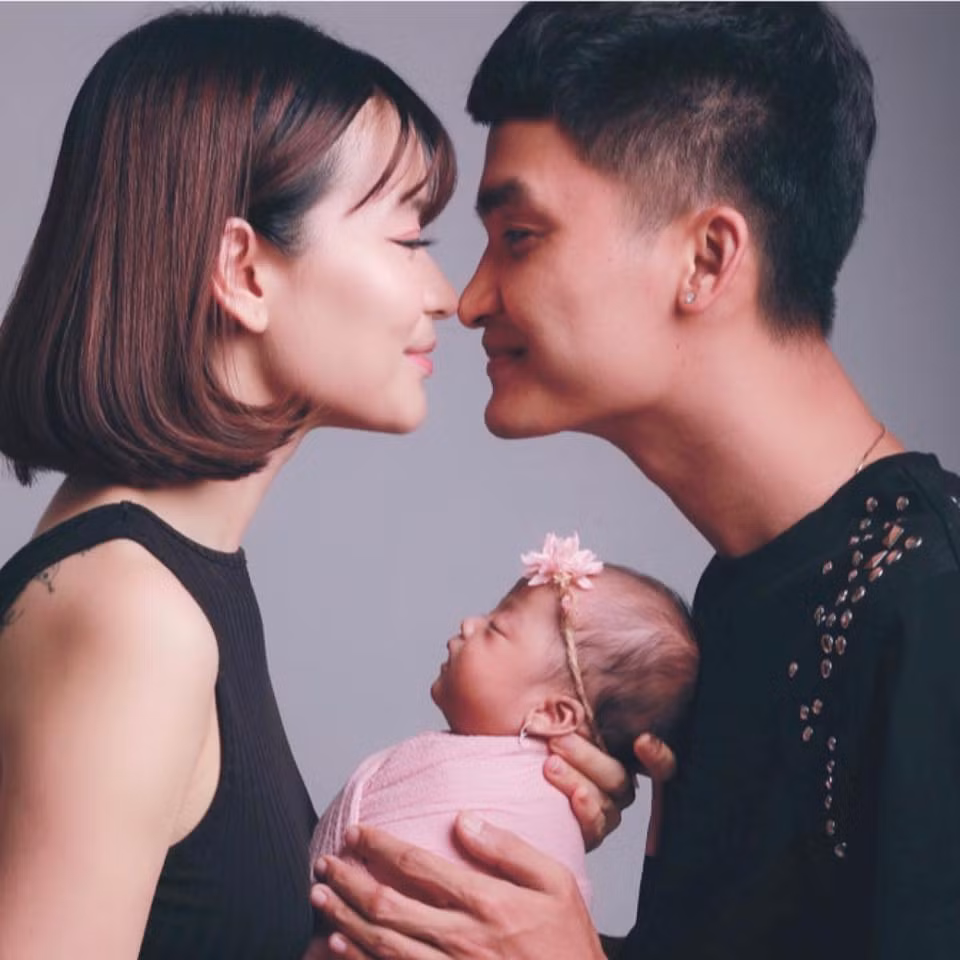 Sau khi đăng ký kết hôn, tháng 12/2020, vợ Mạc Văn Khoa sinh con gái đầu lòng. Do sinh thiếu tháng, tại thời điểm chào đời, con gái của vợ chồng Mạc Văn Khoa phải nằm lồng kính và chỉ nặng 1,9kg.