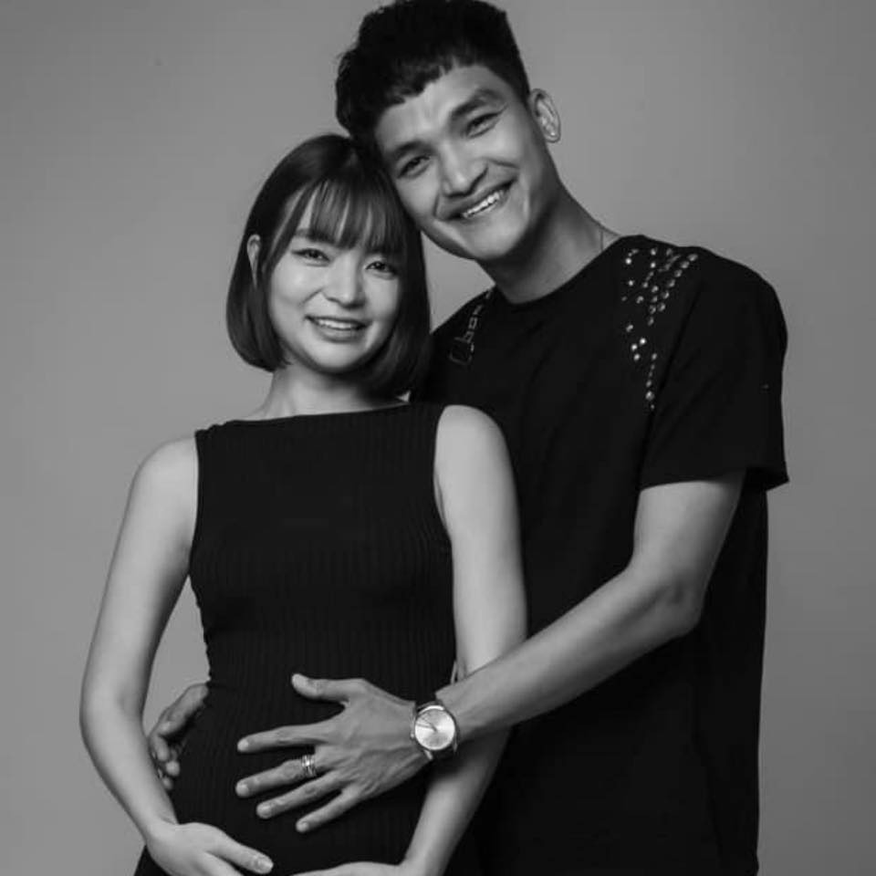 Sau hơn 5 năm quen nhau cặp đôi đăng ký kết hôn vào ngày 2/12/2020. Khi đó, Thảo Vy đang mang bầu con gái đầu lòng được hơn 8 tháng.