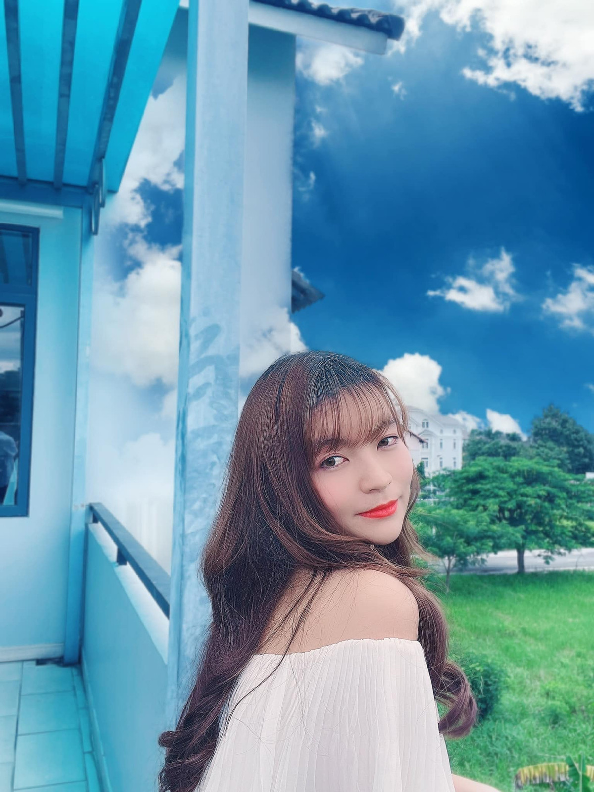 Bà xã của diễn viên hài Mạc Văn Khoa khẳng định không hề vay nợ: "Vy khẳng định luôn là cuộc sống Vy đủ để ăn ngày 3 bữa và có thể báo hiếu cha mẹ, không phải bị thiếu thốn và đói khát ngày nào mà đi vay mượn dính líu gì đến bọn giang hồ không quen không biết này. Vì là số điện thoại công khai để buôn bán nên bọn chúng gọi tất các số của các chi nhánh, kiểu cài auto để mình không thể nghe điện thoại của ai khác được".