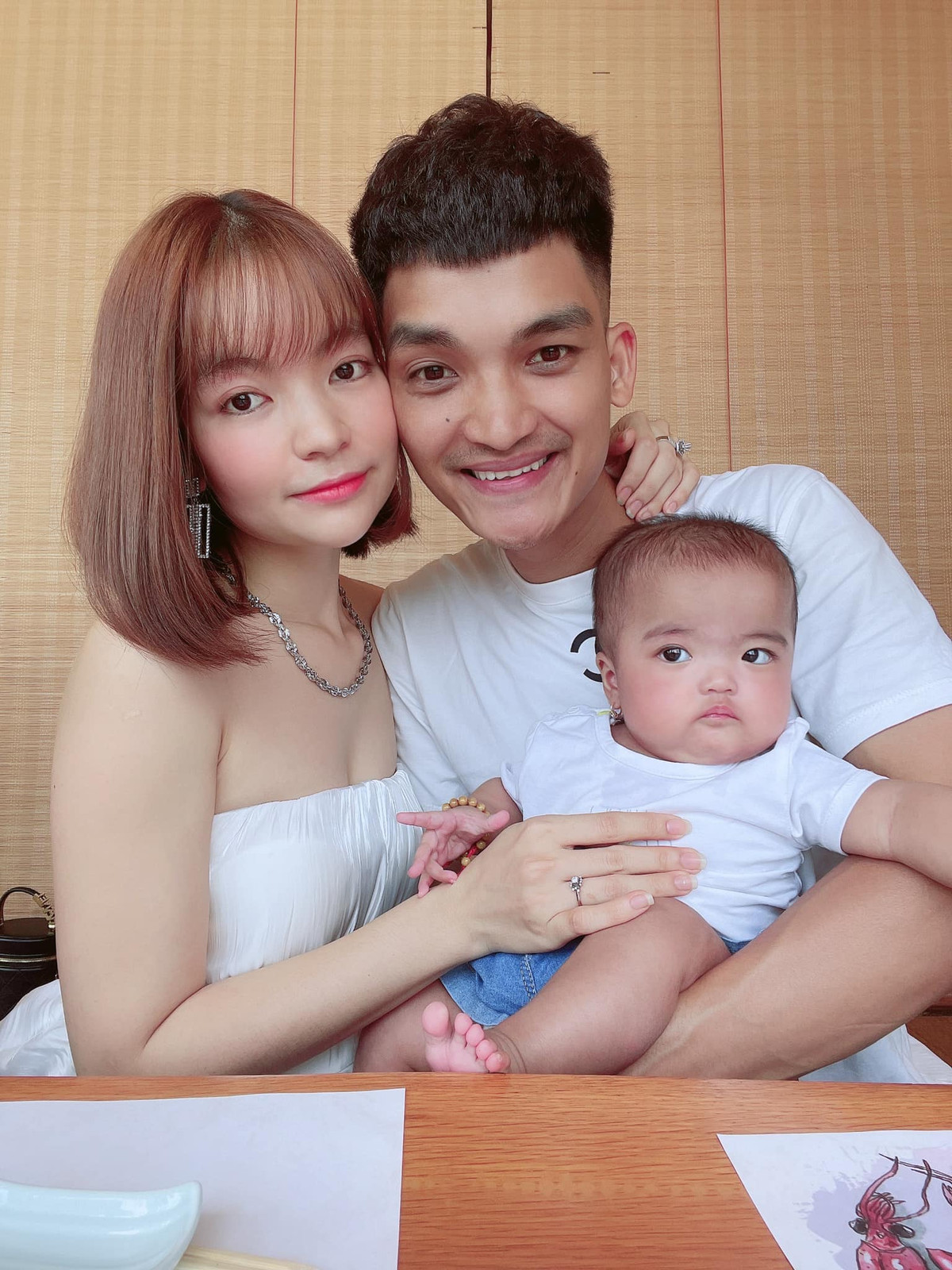 Vợ Mạc Văn Khoa quê gốc Đà Nẵng. Cô từng tốt nghiệp ngành biểu diễn thời trang nhưng không lấn sân showbiz mà chọn kinh doanh online, làm hậu phương vững chắc cho chồng. Xem video "Mạc Văn Khoa: Biến mặt xấu, nói ngọng thành tiền". Nguồn VTC Now