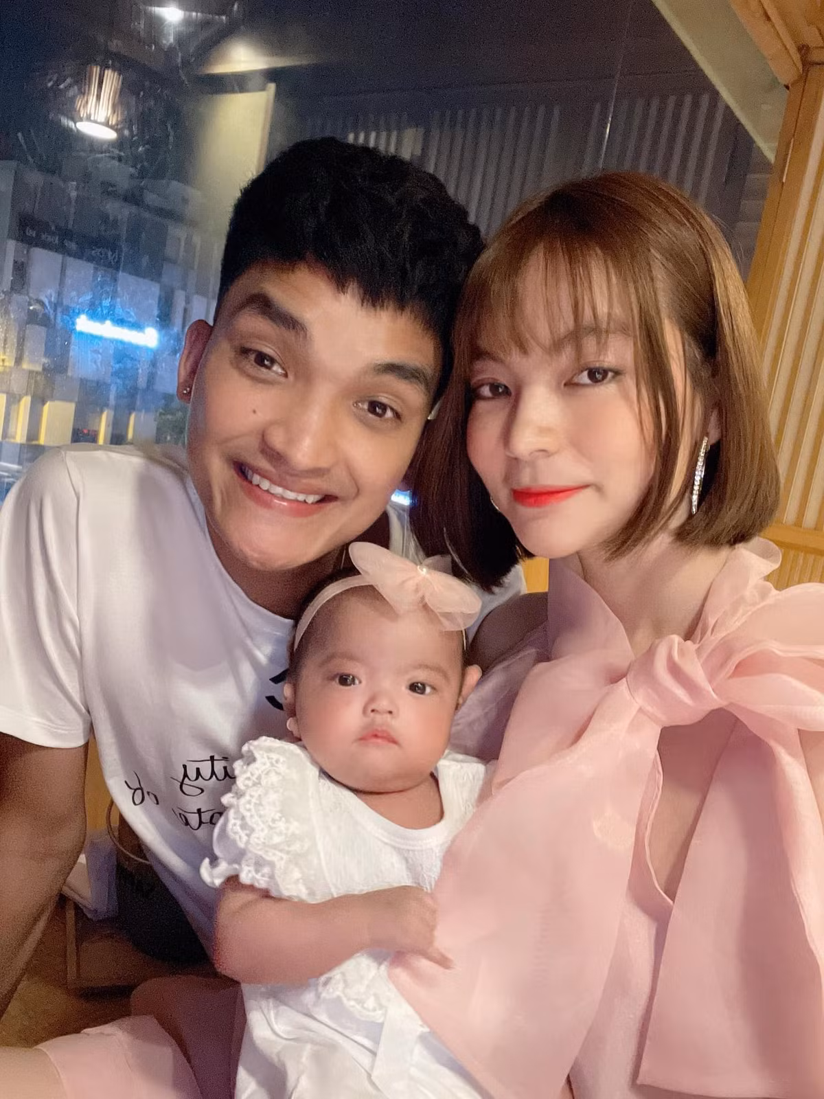 Con gái đầu lòng của cặp đôi - bé Minnie ngày càng kháu khỉnh.