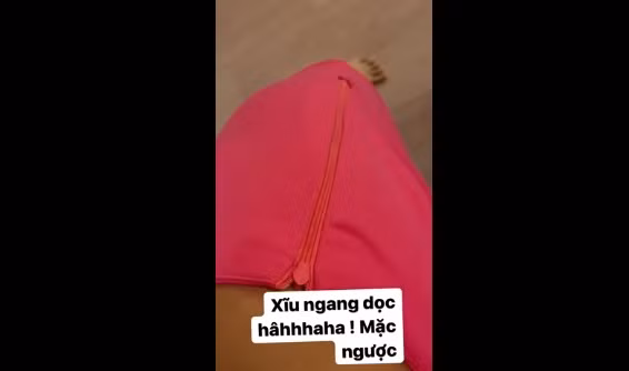 Nhưng khi cởi đồ để đi ngủ, chân dài Ê-đê mới phát hiện ra mình đã mặc váy ngược, lộn mặt bên trong ra ngoài. Đã vậy, H'Hen Niê còn zoom cận cảnh sự nhầm lẫn của mình cho fan cùng biết.