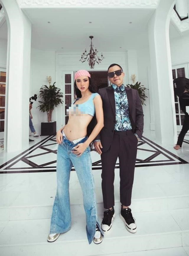 Để chuẩn bị livestream bán quần áo, Vũ Khắc Tiệp chiêu mộ dàn chân dài gồm Ngọc Trinh, Vũ Ngọc Anh, Tuyết Như The Face... Cô nào cũng mặc một chiếc áo ngắn cũn, hở hết sức có thể, tạo dáng khiêu khích bên cạnh ông bầu Vũ Khắc Tiệp.