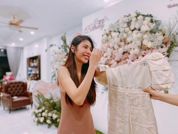 Được FC bí mật tổ chức sinh nhật, ca sĩ Thủy Tiên ngạc nhiên, vỡ òa hạnh phúc. (Ảnh Công lý và Xã hội)