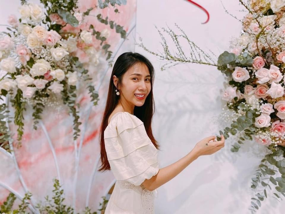 Chồng Thủy Tiên chia sẻ: "Nhiều lúc cũng ghen tị với vợ vì có 1 FC vừa thương bả mà vừa khéo tay, vừa tuyệt vời hết sức. Năm nay FC bả nhờ mình dụ bả đi ra ngoài mấy tiếng để làm cho bả 1 cái surprise... kết quả là mình surprise hơn cả bả. Chụp ké sinh nhật bả mà tui tưởng chụp đám cưới của tui không đó mọi người. FC bả cắm từng cái hoa theo ý nghĩa chủ đề theo các ca khúc của bả. Ước gì mình cũng được như thế vì mình cũng đẹp trai mà sao ế quá. Chúc vợ yêu sinh nhật vui vẻ". (Ảnh Công lý và Xã hội)