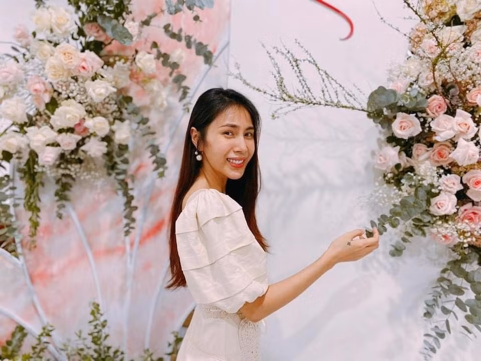 Chồng Thủy Tiên chia sẻ: "Nhiều lúc cũng ghen tị với vợ vì có 1 FC vừa thương bả mà vừa khéo tay, vừa tuyệt vời hết sức. Năm nay FC bả nhờ mình dụ bả đi ra ngoài mấy tiếng để làm cho bả 1 cái surprise... kết quả là mình surprise hơn cả bả. Chụp ké sinh nhật bả mà tui tưởng chụp đám cưới của tui không đó mọi người. FC bả cắm từng cái hoa theo ý nghĩa chủ đề theo các ca khúc của bả. Ước gì mình cũng được như thế vì mình cũng đẹp trai mà sao ế quá. Chúc vợ yêu sinh nhật vui vẻ". (Ảnh Công lý và Xã hội)