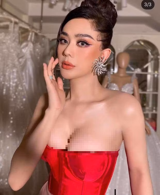 Vòng ngực của Lâm Khánh Chi sắp nổ tung trong chiếc corset chật chội.