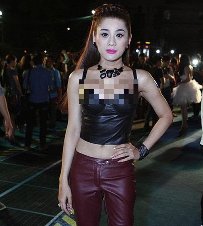 Ô kìa! Hoá ra đây không phải lần đầu cô mặc đồ chật ních.