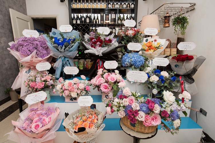 Người đẹp khoe căn phòng ngập hoa chúc mừng.