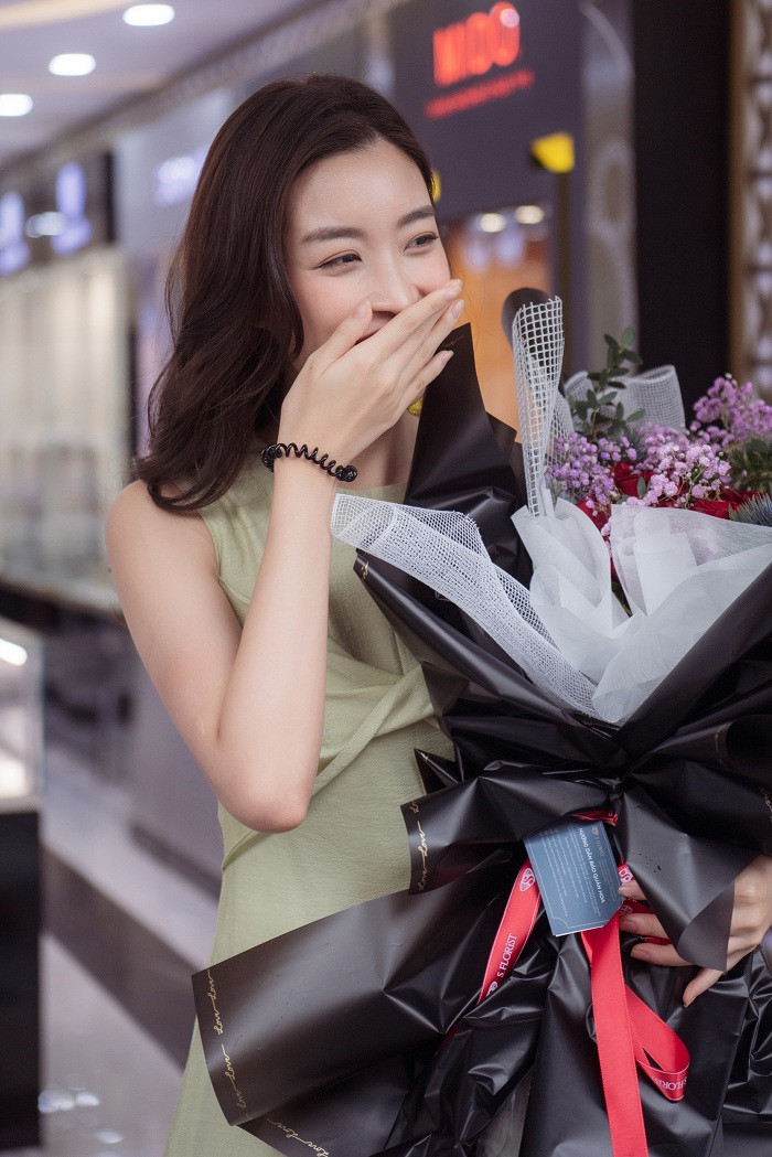 Hoa hậu Việt Nam 2016 vỡ òa hạnh phúc khi nhận được tình cảm của mọi người trong ngày sinh nhật tuổi 25.