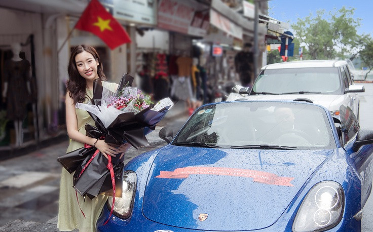Đỗ Mỹ Linh ngạc nhiên khi thấy chiếc siêu xe đến từ shop hoa cập bến trước nhà mình chở theo rất nhiều hoa mừng sinh nhật cô.