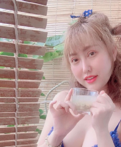  Phi Thanh Vân chia sẻ loạt ảnh mới tại nhà sau khi khỏi COVID-19. "Là phụ nữ hãy biết yêu thương và trân trọng chính bản thân mình", cô nhắn nhủ các cô gái.