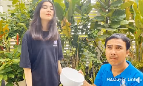 Tuy nhiên, màn cắt tóc bá đạo của hai con gái Quyền Linh khiến fan không nhịn được cười. Ngay cả nam MC cũng tỏ ra hoang mang không biết "tài năng" của hai con thế nào.