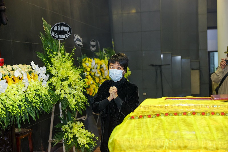 NSƯT Trần Ly Ly trong tang lễ nhạc sĩ Phú Quang.