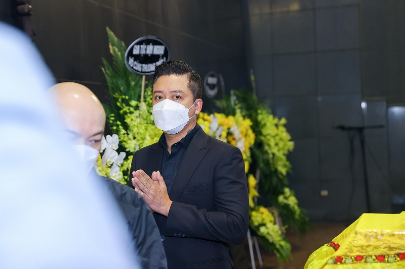 Ca sĩ Tuấn Hưng trong dòng người đến viếng.