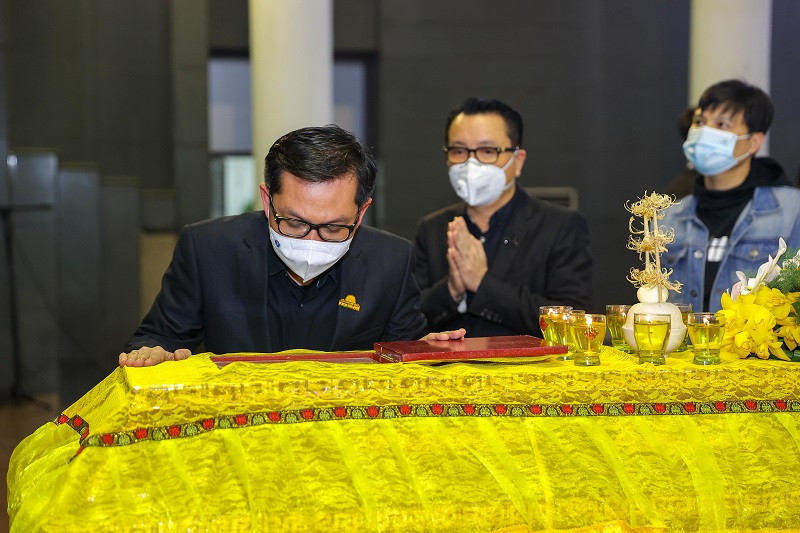 NSND Trung Hiếu đến viếng. Trước khi qua đời, nhạc sĩ Phú Quang có hơn 50 năm cống hiến cho ngành nghệ thuật nước nhà với gia tài đồ sộ lên tới khoảng 600 tác phẩm. Phần nhiều trong số đó viết về Hà Nội.