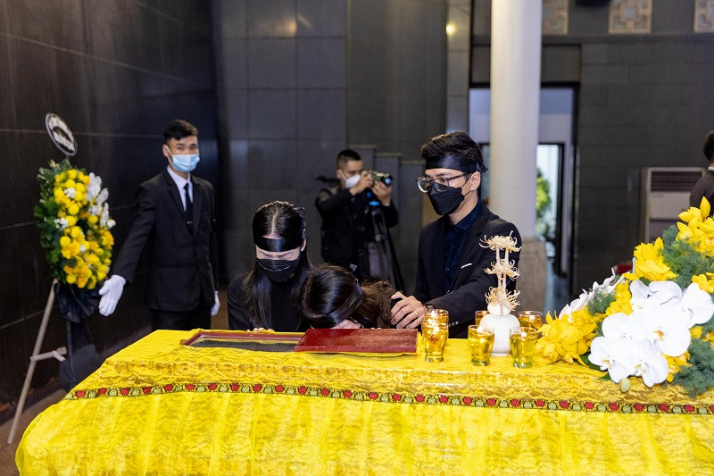 Người thân của nhạc sĩ Phú Quang nghẹn ngào trong tang lễ.