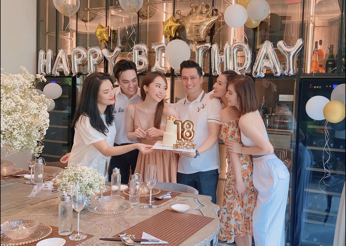 Việt Anh - Quỳnh Nga thời gian qua dính nghi vấn tình cảm. Cả hai thường xuyên xuất hiện cùng nhóm bạn thân. Vừa qua cặp đôi còn tổ chức sinh nhật chung.