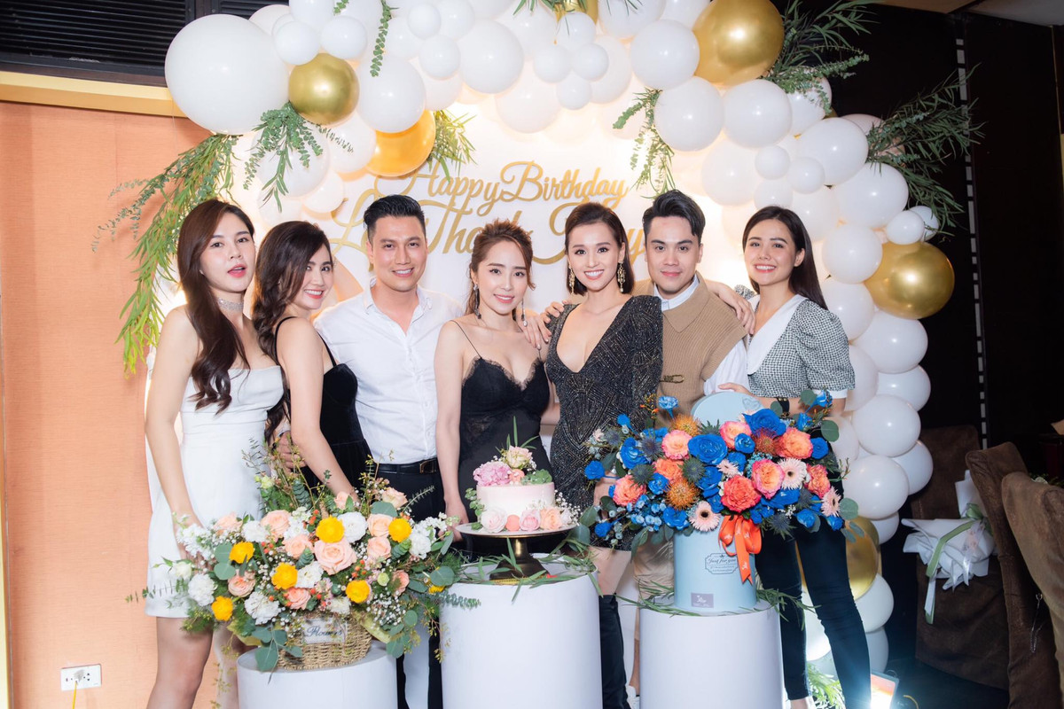 Việt Anh và Quỳnh Nga chơi chung 1 nhóm bạn thân. Dù bị đồn hẹn hò nhưng cả hai một mực phủ nhận.