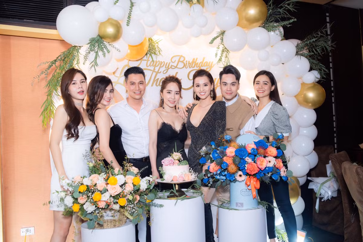 Việt Anh và Quỳnh Nga chơi chung 1 nhóm bạn thân. Dù bị đồn hẹn hò nhưng cả hai một mực phủ nhận.